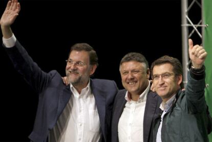 Mariano Rajoy y Núñez Feijoo apadrinana Telmo Martín, ayer en Pontevedra.