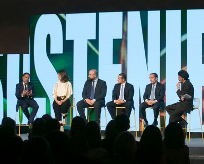 Los premiados, de izquierda a derecha: Luis Navarro, CEO de Cubierta Solar; Carmen Gómez-Acebo, directora de Sostenibilidad de Coca-Cola; Arsenio Navarro, investigador principal del proyecto Efficient Heating de Aimplas; Víctor Gimeno, director general de Digitalización y Sostenibilidad de Capital Energy; Borja Carabante, delegado del área de Gobierno de Urbanismo, Medio Ambiente y Movilidad del Ayuntamiento de Madrid, y Jaime García Cantero, director de Retina.