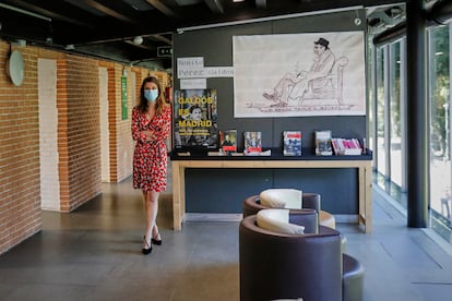 La delegada de Cultura, Turismo y Deporte, Andrea Levy, en una de las bibliotecas públicas de Madrid.