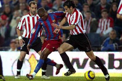 Eto'o trata de infiltrarse entre Etxeberria y Expósito.