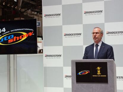 Mark Schienberg, presidente del Salón de Nueva York, anunciando los finalistas.