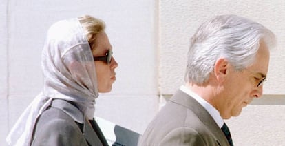 El ex presidente navarro Gabriel Urralburu se dirige hacia la Audiencia Provincial junto a su esposa Olivia Balda en 1998 para dar explicaciones sobre la trama navarra del &#039;caso Rold&aacute;n&#039;.