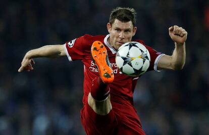 James Milner, del Liverpool, controla el balón en un instante del partido contra el Oporto.