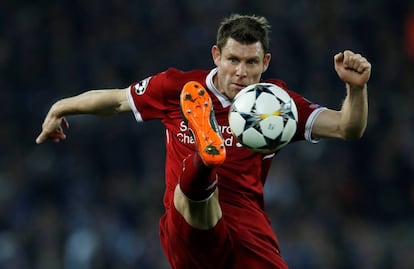 James Milner, del Liverpool, controla el balón en un instante del partido contra el Oporto.