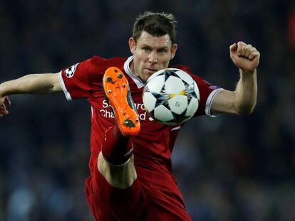 James Milner, del Liverpool, controla el balón en un instante del partido contra el Oporto.