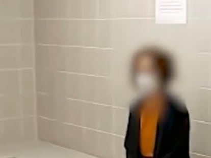 Miren Itxaso Zaldua en los calabozos, en una imagen de una captura de vídeo de la Policía Nacional.