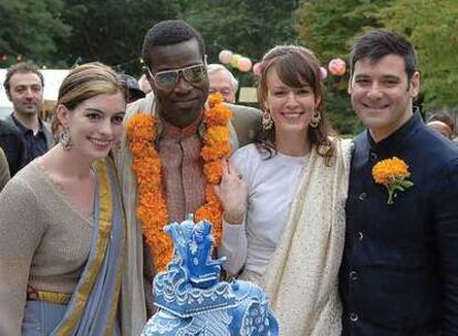 De izquierda a derecha, Anne Hathaway, Tunde Adebimpe, Rosemarie DeWitt y Mather Zickel, en <i>La boda de Rachel.</i>