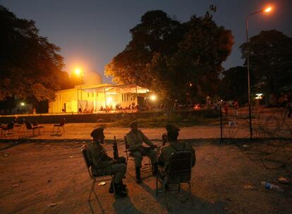 Soldados paquistaníes descansan en un punto de control cercano a la Mezquita Roja de Islamabad tras el final de los combates.