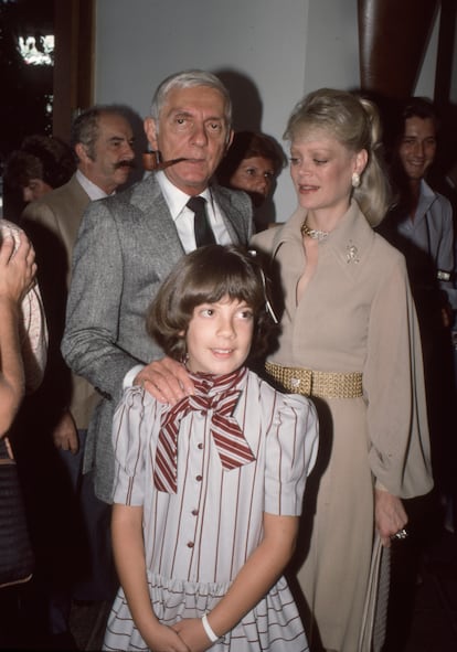 Aaron Spelling, su esposa, Candy, y la pequeña Tori, en una fiesta en Beverly Hills en 1984. 