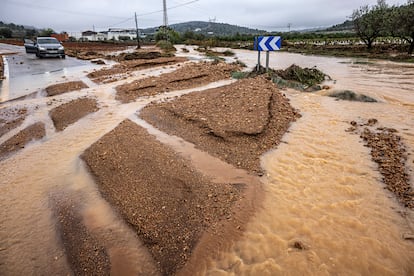 Carreteras inundadas  de Monserrat a causa de las  lluvias torrenciales que afectan a la Comunitat Valenciana.