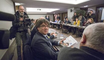 Carles Puigdemont, reunido este miércoles con miembros de su partido en un hotel de Bruselas.