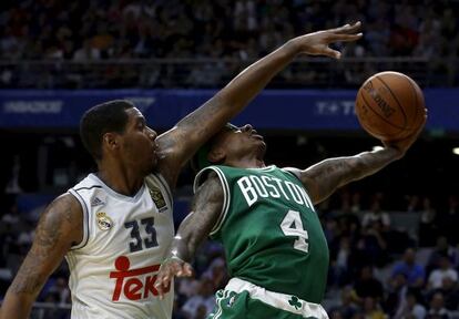 Thompkins intenta taponar a Isaiah Thomas