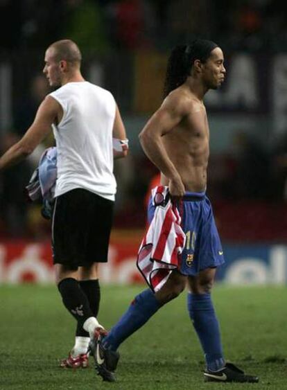 Ronaldinho, festivo, se baja el pantalón al final ante los fotógrafos.