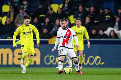 Unai López ante Alex Baena, en el duelo entre el Villarreal y el Rayo.