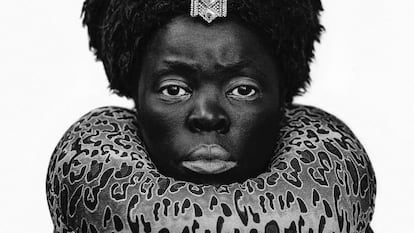 'Xiniwe at Cassilhaus' (2016), autorretrato de Zanele Muholi.