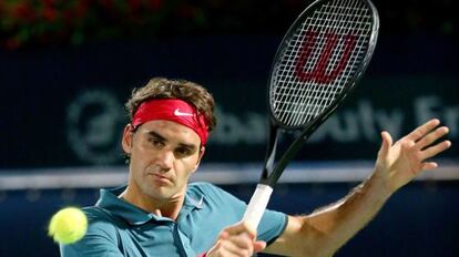 Federer de Suiza devuelve la pelota durante el partido contra Djokovic.  
