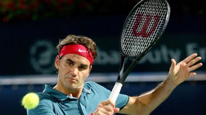 Federer de Suiza devuelve la pelota durante el partido contra Djokovic.