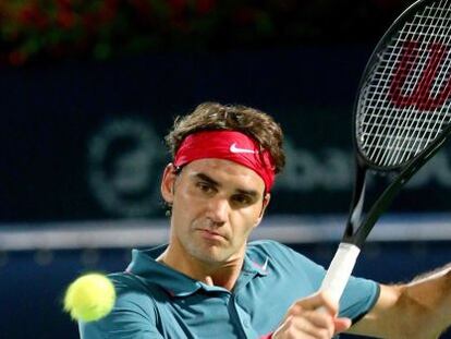Federer de Suiza devuelve la pelota durante el partido contra Djokovic.  