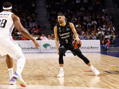 Jaime Fernández, ante Yabusele en un Madrid-Tenerife de la ACB este curso.