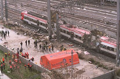 Uno de los trenes atacados en la mañana del 11 de marzo a las puertas de la estación de Atocha.