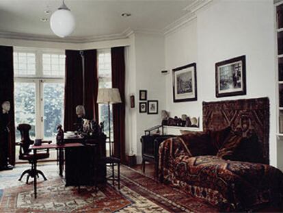 En 1891, una paciente agradecida, la señora Benvenisti, le regaló a Sigmund Freud el famoso diván.