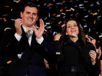 Albert Rivera e Inés Arrimadas celebran la victoria en las elecciones catalanas.