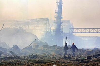 La explosión ha destruido la planta química, como se aprecia en la fotografía.