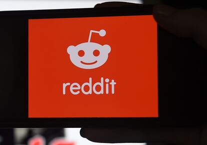 Logotipo de Reddit en un teléfono móvil estadounidense.