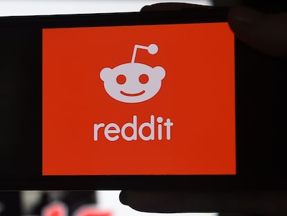 Logotipo de Reddit en un teléfono móvil estadounidense.