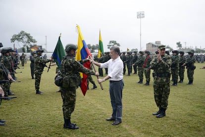 Juan Manuel Santos, presidente de Colombia, entrega la bandera del país a la Tarea de Fuerza Hércules, desplegada en la frontera con Ecuador.