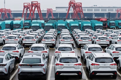Vehículos eléctricos en el puerto comercial internacional de Hangzhou, China, el 27 de marzo.