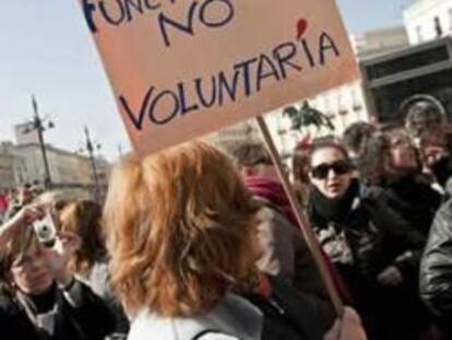 Una manifestante con una pancarta en Madrid