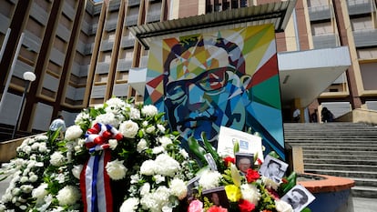 Fotografía de un mural adornado con flores dedicado al expresidente chileno, Salvador Allende, en El Salvador.