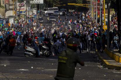 Miembros de las Fuerzas Armadas de Venezuela se enfrentan con los manifestantes.