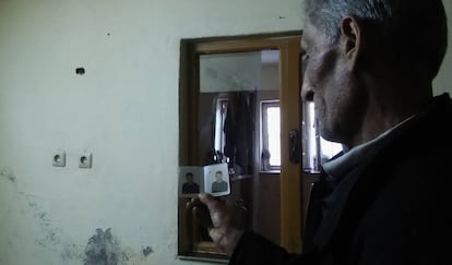 Mahmud muestra una foto de uno de los dos hijos que tiene desaparecidos en Siria, en su casa en Sanliurfa (Turquía).