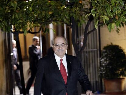 El consejero catalán de Economía, Andreu Mas-Colell, se dirige a la primera reunión del nuevo Govern, el pasado 27 de diciembre.