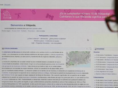 Captura de pantalla de la página de inicio de Wikipedia en su 15 cumpleaños.