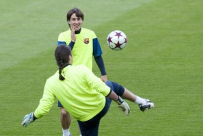 Bojan con Pinto, de espaldas, durante el último ensayo antes del partido ante el Arsenal.