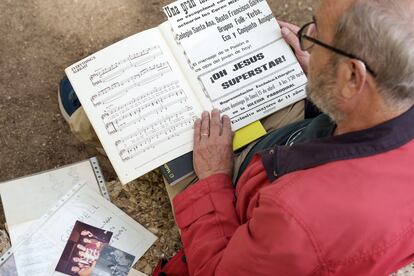 El pianista Juan Carlos Colom sostiene el libreto y el cartel de la versión de 'Jesucristo Superstar' que se representó en Utiel en la Semana Santa de 1973.