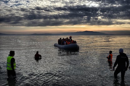 Un grupo de refugiados y migrantes llega en un bote de goma a la de isla de Lesbos (Grecia) después de cruzar el mar Egeo desde Turquía.