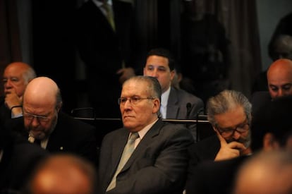 El exteniente de navío Miguel Ángel García Velasco (centro) asiste al juicio por los 'vuelos de la muerte'.