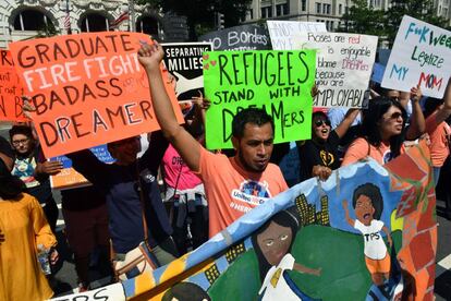 Inmigrantes manifest&aacute;ndose contra las leyes de Trump. 
 