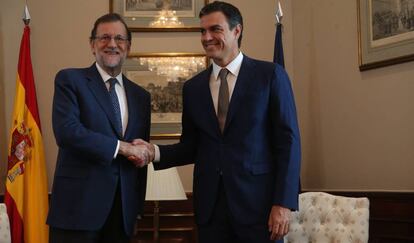 Mariano Rajoy (left) and Pedro Sánchez met on Monday.