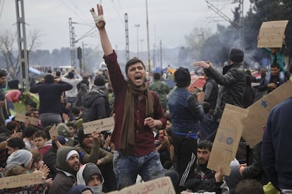 Refugiados e inmigrantes atrapados en Idomeni, en el linde entre Grecia y Macedonia, reclaman este s&aacute;bado la apertura de la frontera. 