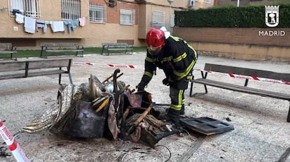 Restos del incendio de la vivienda de Rafael Finat, Latina, este lunes.