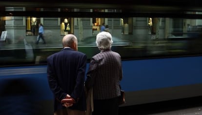 An elderly couple pictured on the streets of Madrid.