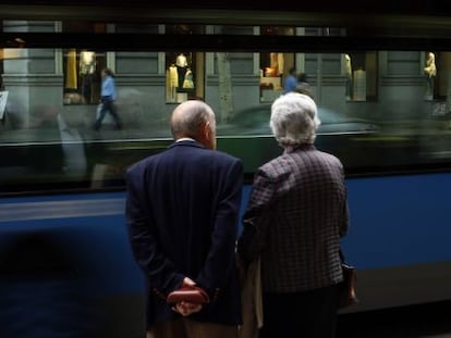 Una pareja de ancianos en Madrid