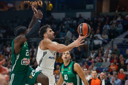 El base argentino del Real Madrid Facundo Campazzo (c) entra a canasta ante el base estadounidense del Panathinaikos Kendrick Nunn (i) durante el encuentro correspondiente a la Euroliga entre el Real Madrid y el Panathinaikos en el WiZink Center de Madrid