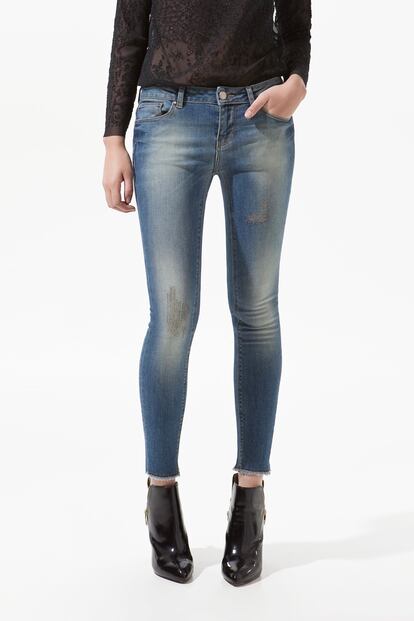 Jeans: en Zara puedes encontrar este vaquero estilo desgastado, tobillero y con el bajo desflecado por 29,95 euros.