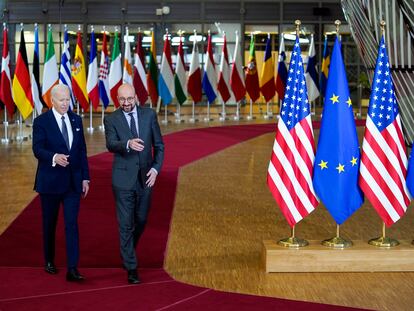 El presidente de EE UU, Joe Biden, con el presidente del Consejo Europeo, Charles Michel, el jueves a su llegada a la cumbre de la UE en Bruselas.